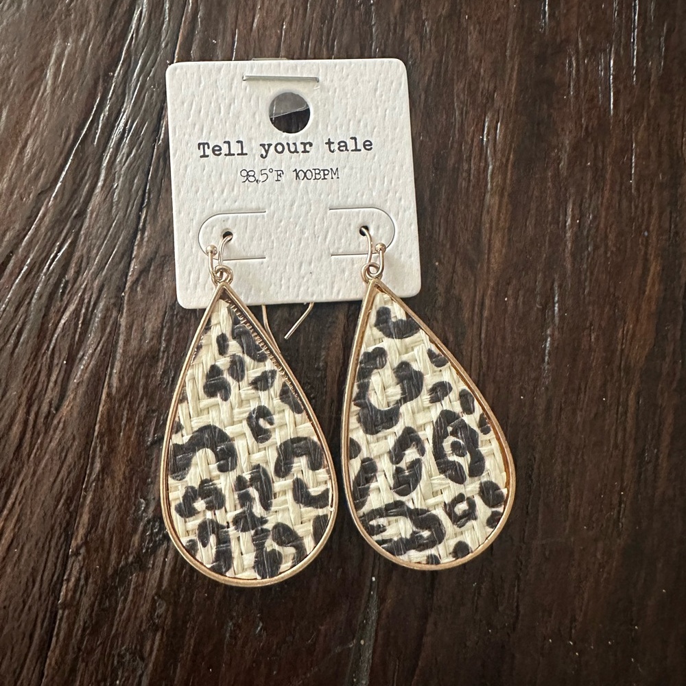 NWT Tell Your Tale branded leopard print teardrop dangle earrings.
